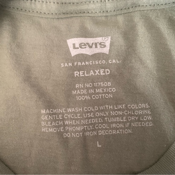 Levi's Sage Green Bull Graphic Tee NWT - L - Picture 2 of 5